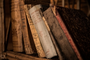 antike Bücher im Regal
